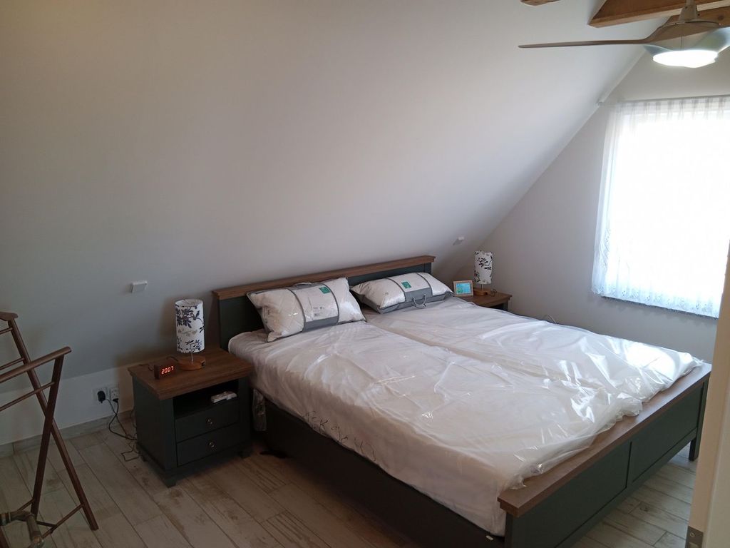 Schlafzimmer für 2 Personen, mit Klappbett und aufblasbarem Bett für weitere Personen.