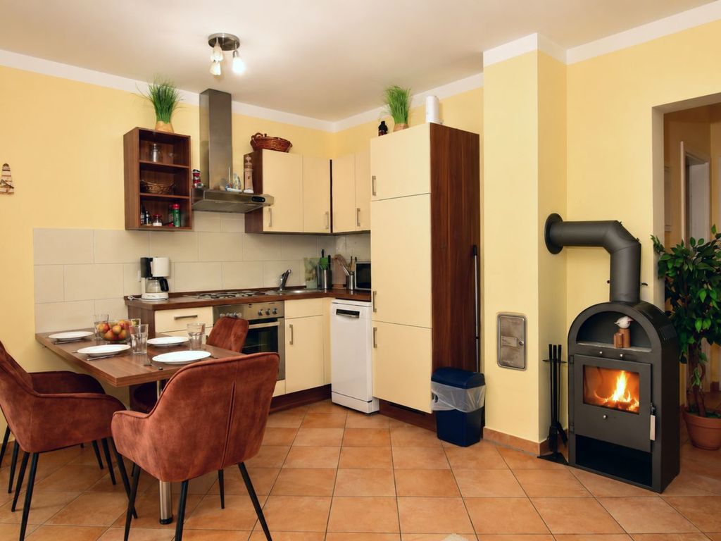 Küche mit Essbereich und Kamin