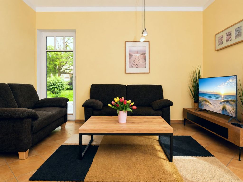 Wohnzimmer mit Sofa und TV