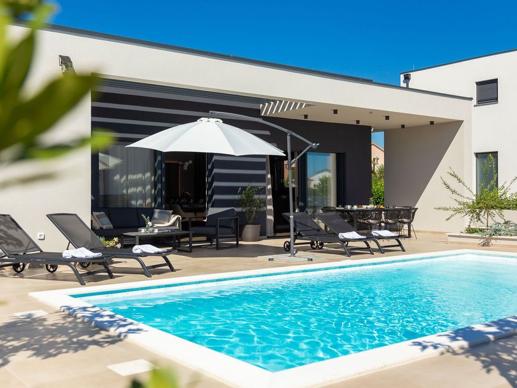 Moderne Villa mit privatem Pool, Kamin und Grillplatz an der Adria, Kroatien