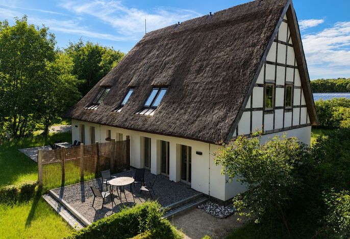 Ländliche Idylle im Reetdachhaus mit Sauna