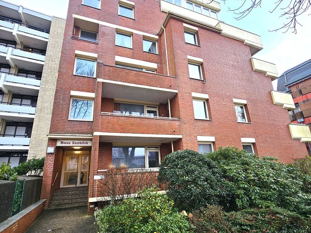 Haus Seeblick Wyk – Backsteinfassade mit Balkonen und Hauseingang mit Namensschild