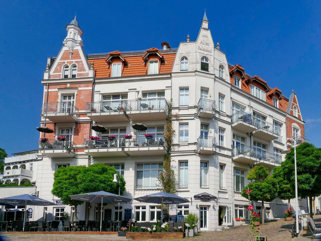 Alter Reichshof Sassnitz – Blick vom Balkon über die Dächer der Altstadt auf die Ostsee