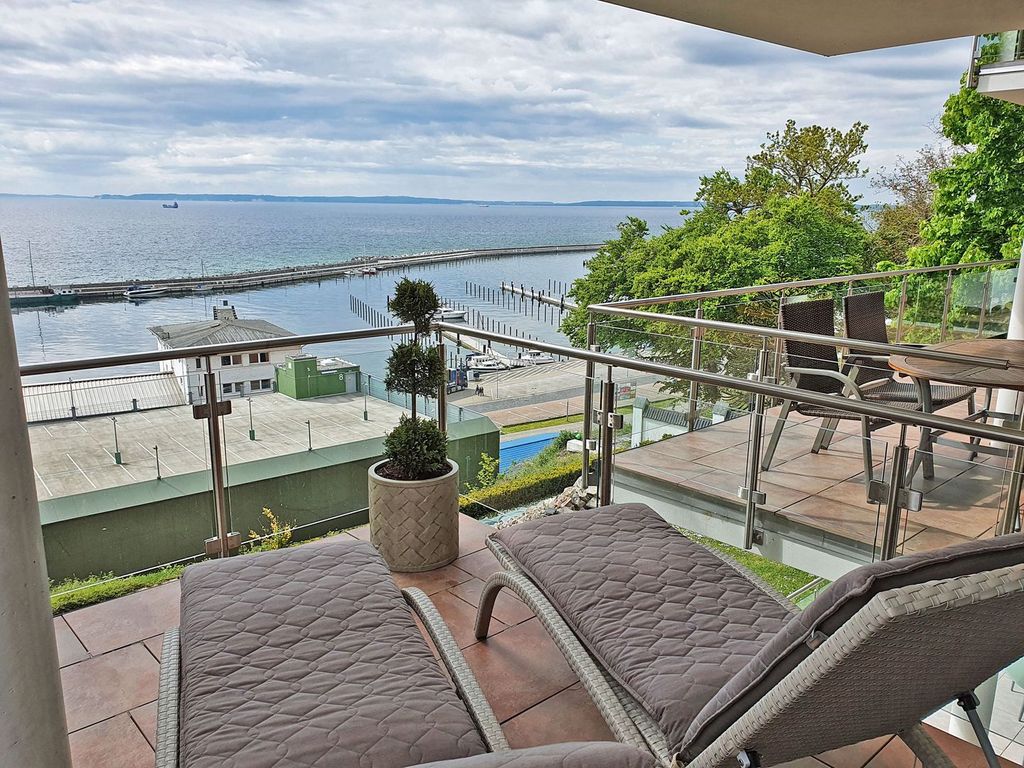 Villa Friede-Marie Sassnitz – Wohnbereich mit offener Küche und Blick zum Hafen