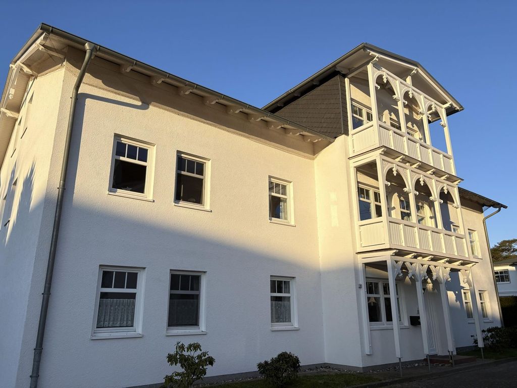 Strandresidenz Juliusruh – weiße Bäderarchitektur-Villa mit kunstvoll verzierten Holzveranden