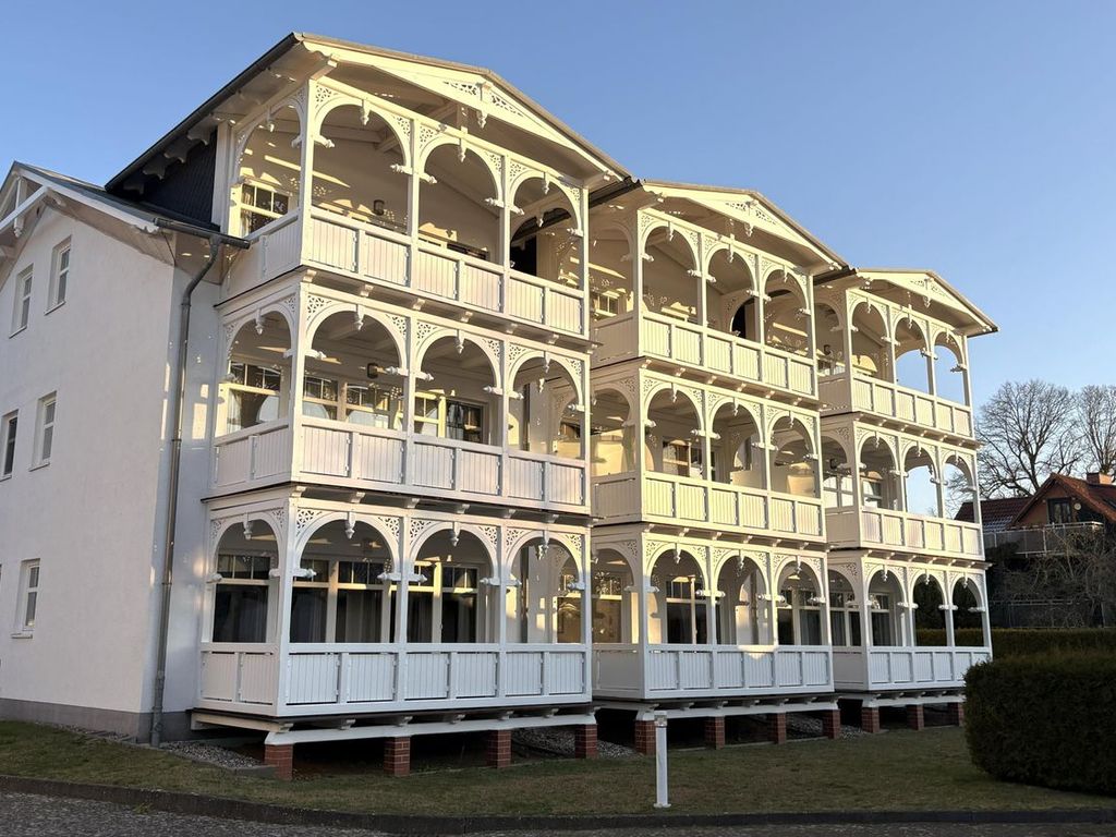 Strandresidenz Juliusruh – überdachte Zierveranda mit verzierter Holzbalustrade als Freisitz