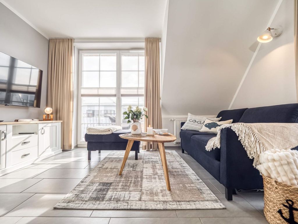 Wohnbereich mit Sofa und TV
