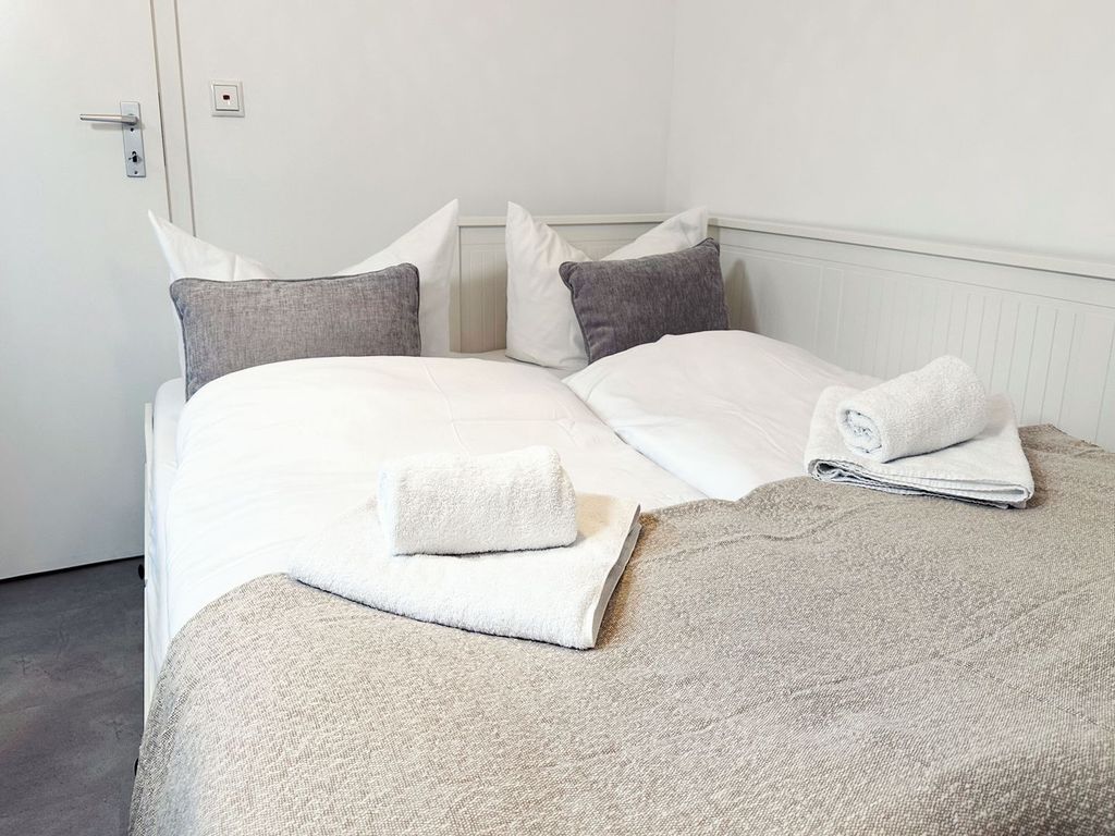 Ausgeklapptes Schlafsofa mit Momentic-Bettwäsche-Paket gratis
