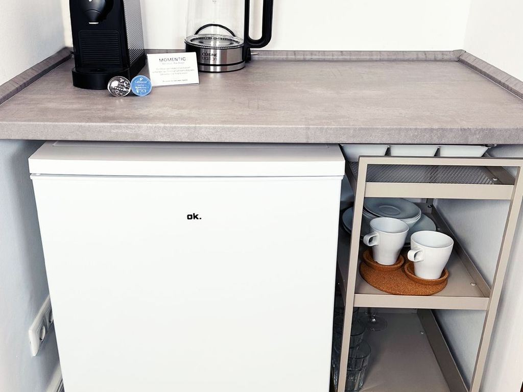 Kleine Teeküche mit Wasserkocher, Caffissimo und Kühlschrank