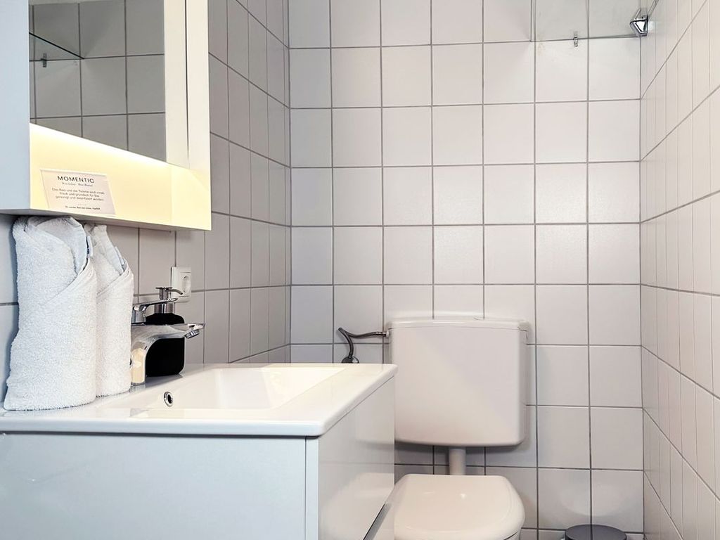 Sauberes modernes Badezimmer