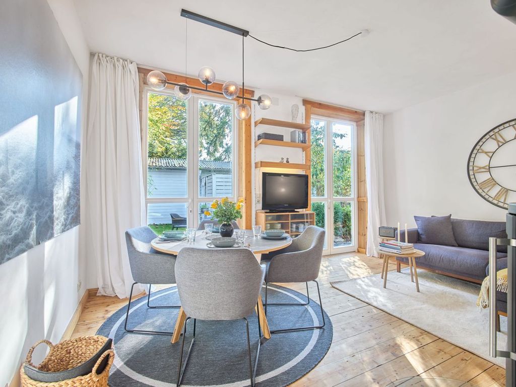 Wohnbereich mit Zugang zur Terrasse