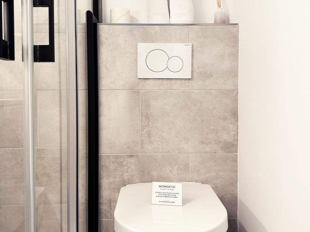 Modernes Badezimmer mit Dusche und WC