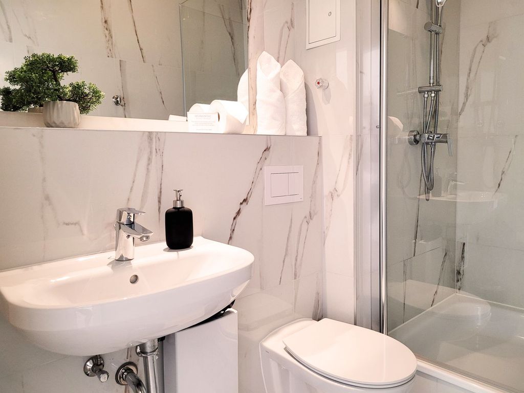 Sauberes modernes Badezimmer mit WC und Dusche