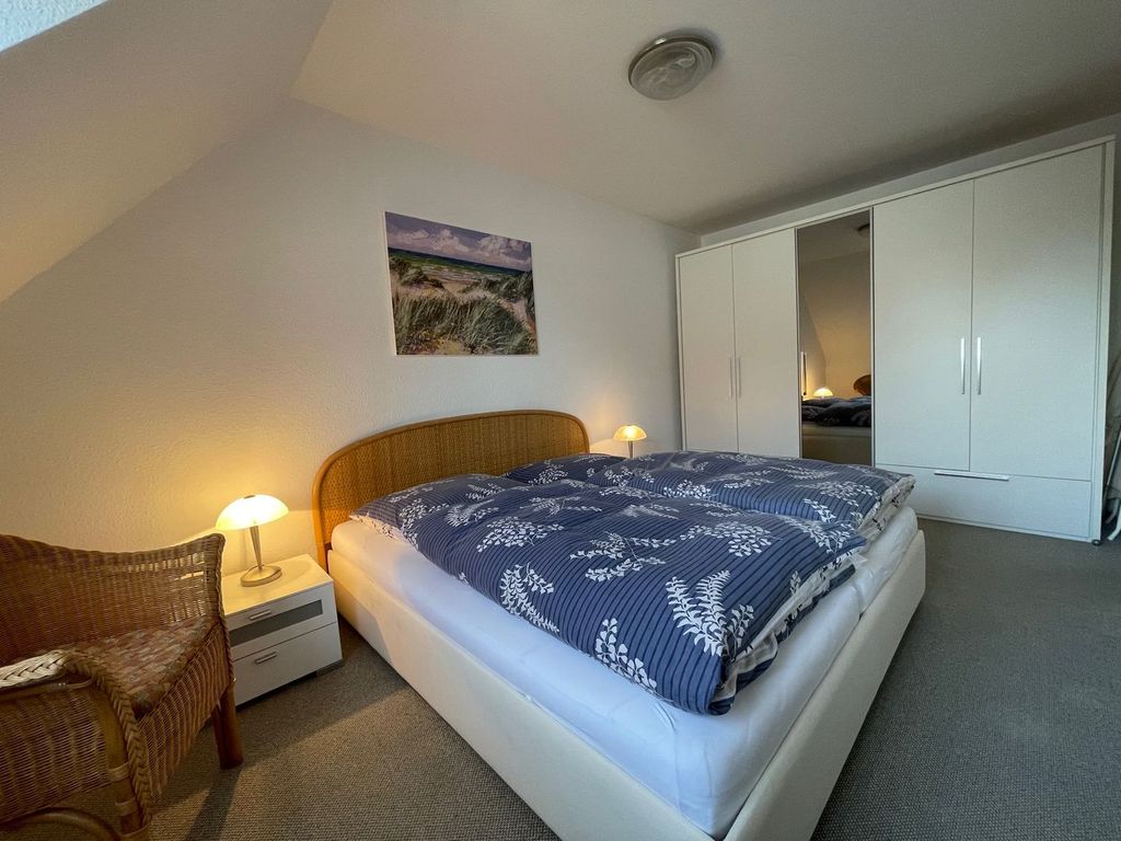 Schlafzimmer mit Doppelbett und Kleiderschrank