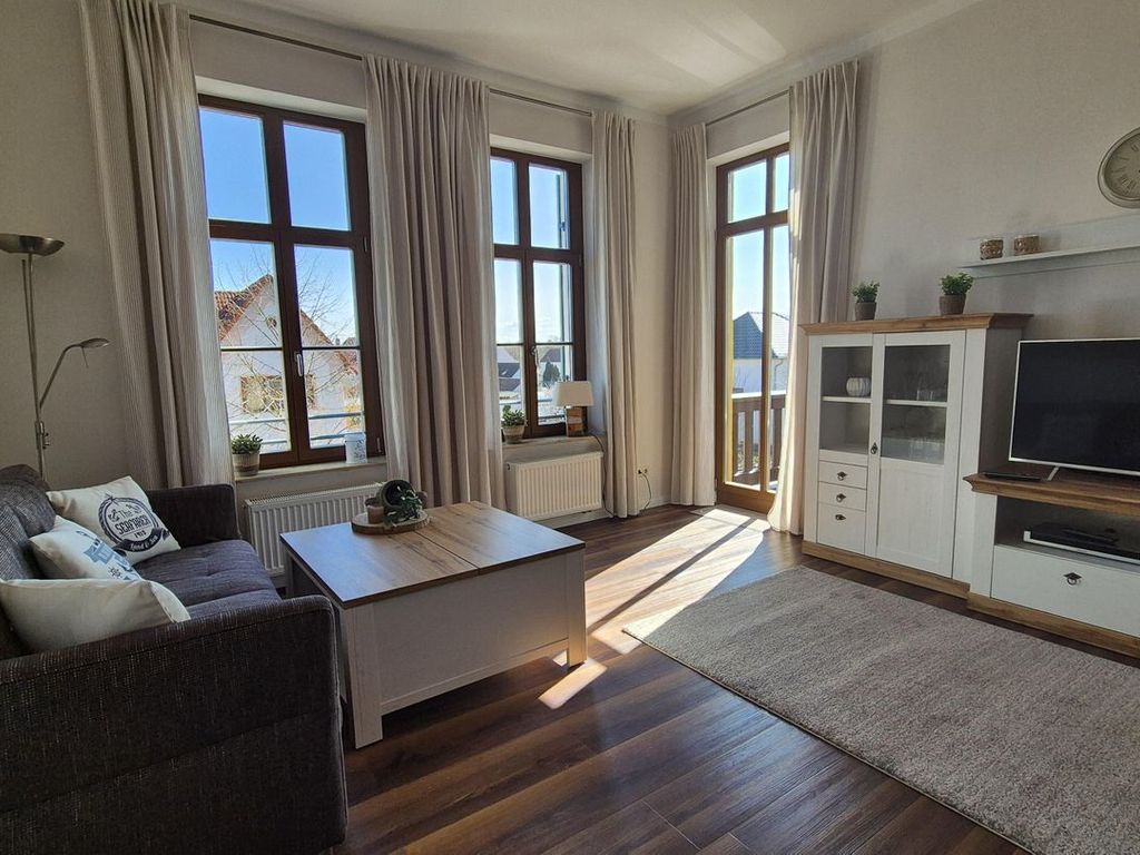 Wohnbereich mit Zugang zum Balkon