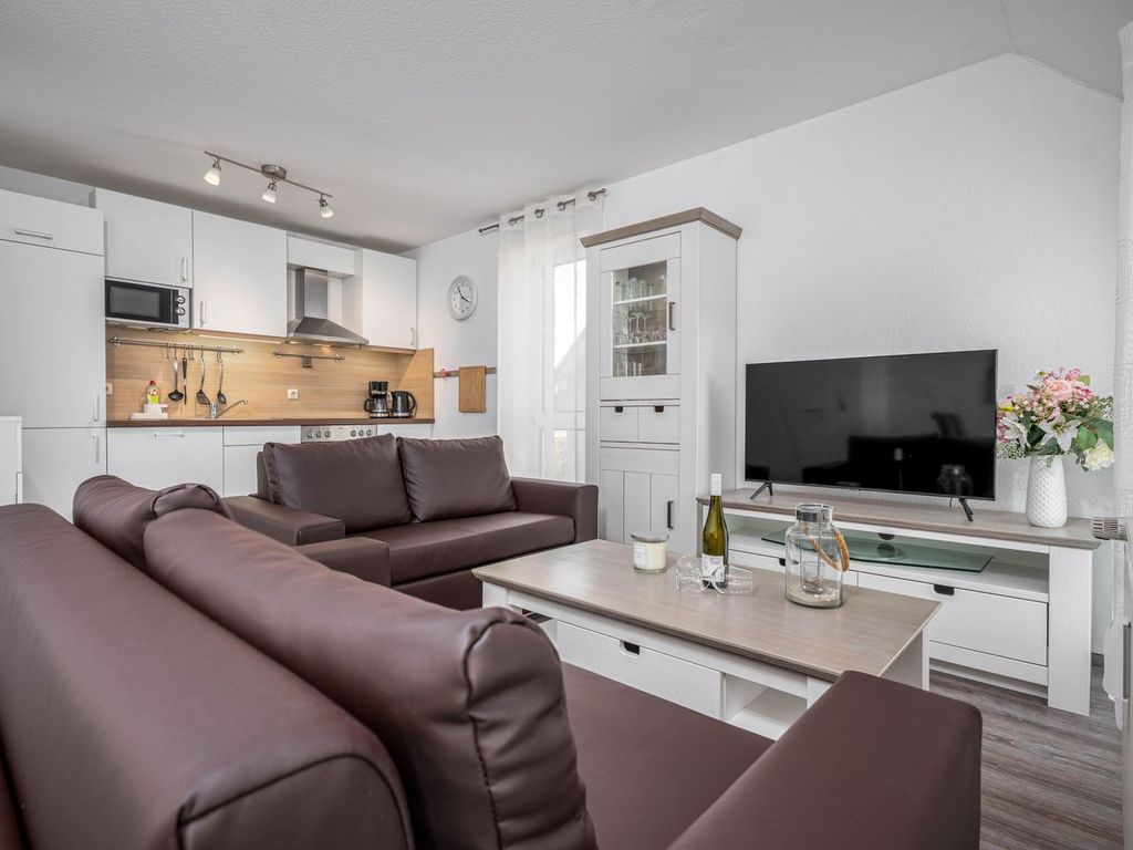 Wohnbereich mit Sofa und Blick zur Küche
