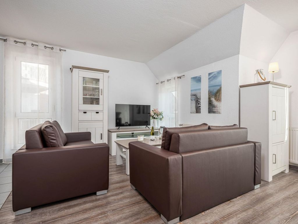 Wohnbereich mit Sofa und TV