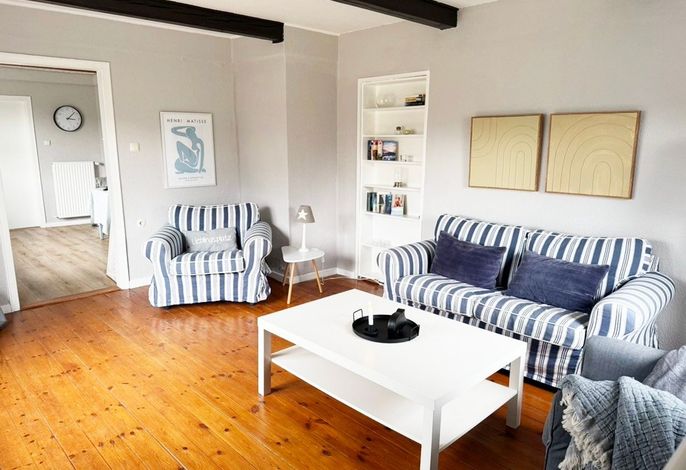Der Landsitz bietet auf 100 m² Platz für bis zu 4 Personen in 3 Zimmern und 2 Schlafzimmern. Im Parterre erwartet Sie ein gemütliches Wohnzimmer mit TV (Satellit) sowie WLAN und Internet. Die gesch..