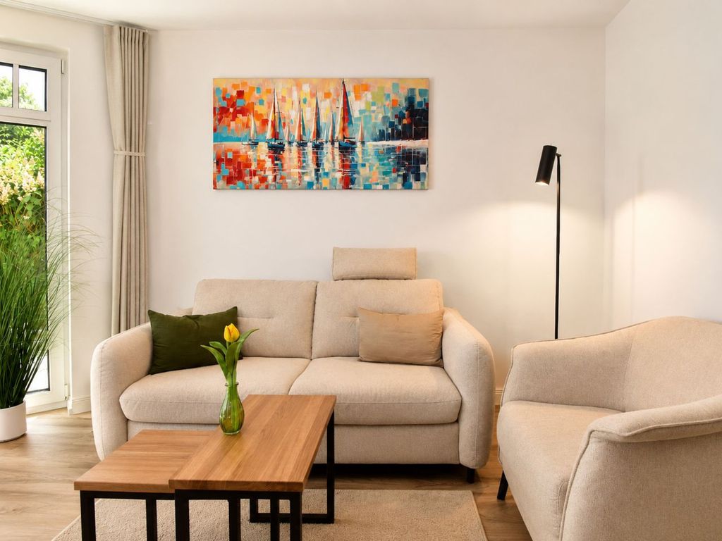 Wohnzimmer mit Sessel und Sofa