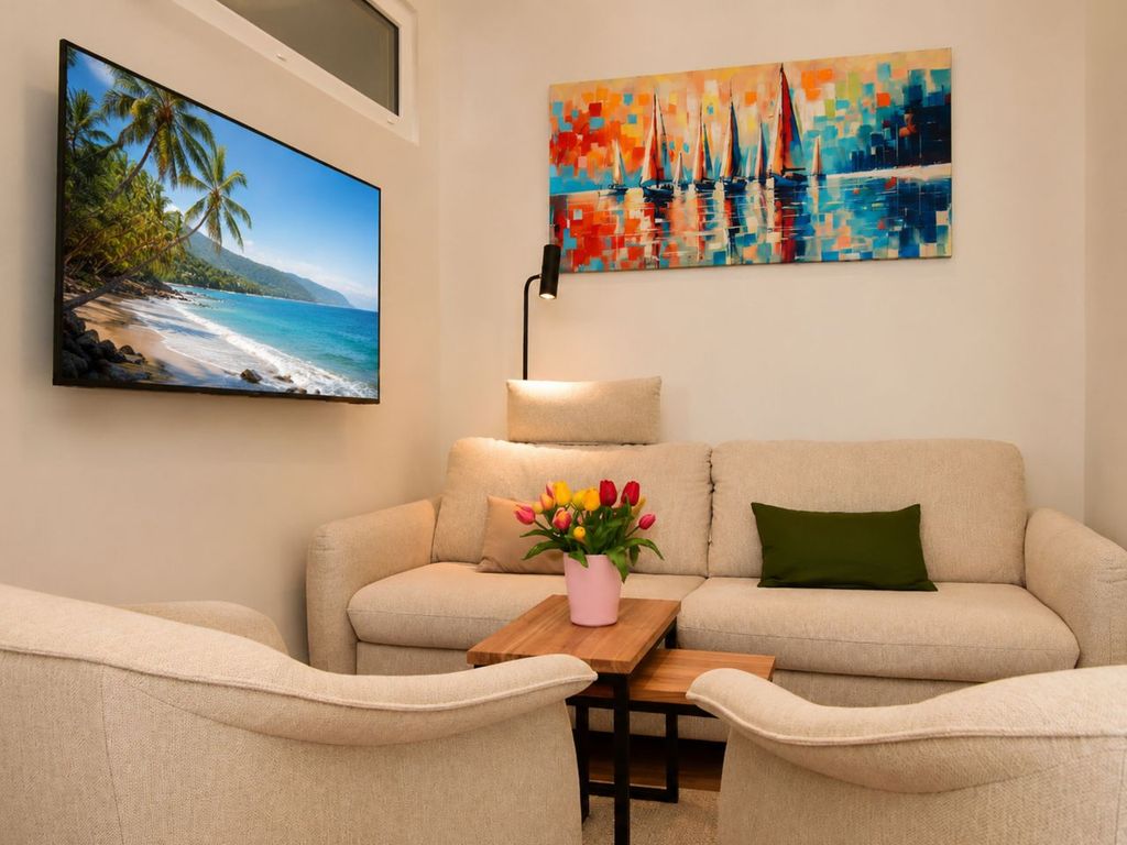 Wohnzimmer mit Sofa und Sessel