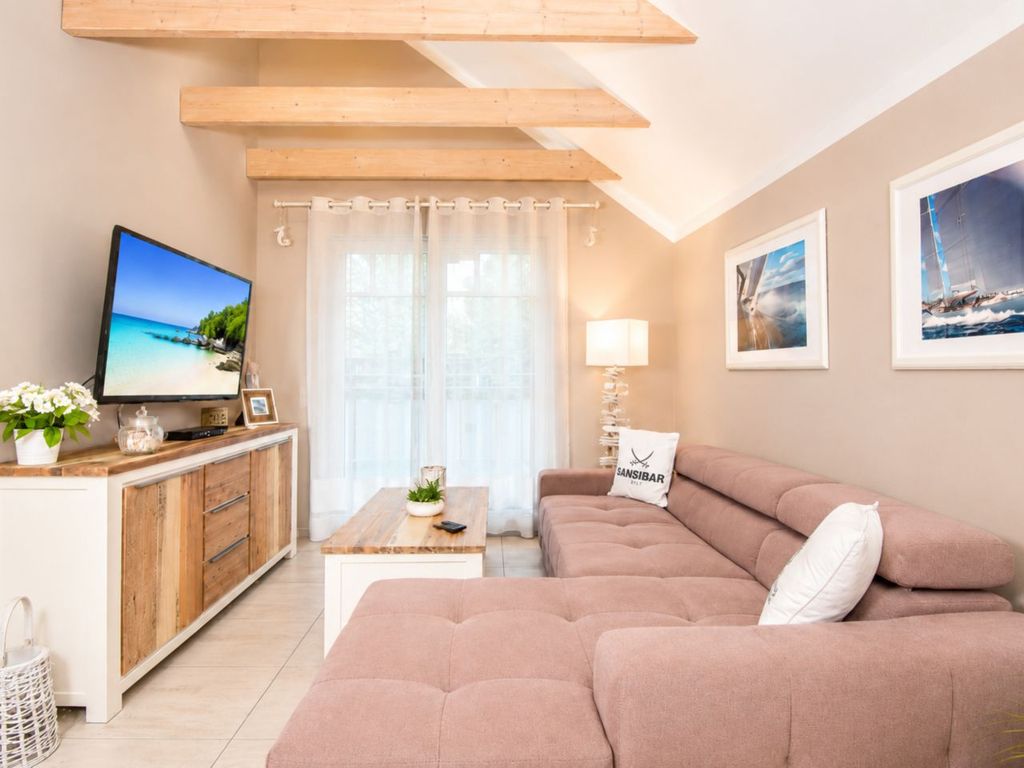 Wohnbereich mit Zugang zum Balkon