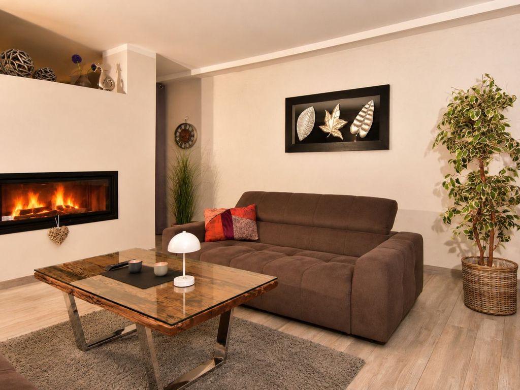 Wohnbereich mit Sofa und Kamin