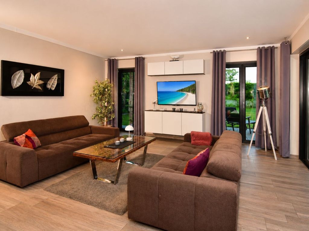 Wohnbereich mit Sofa und TV