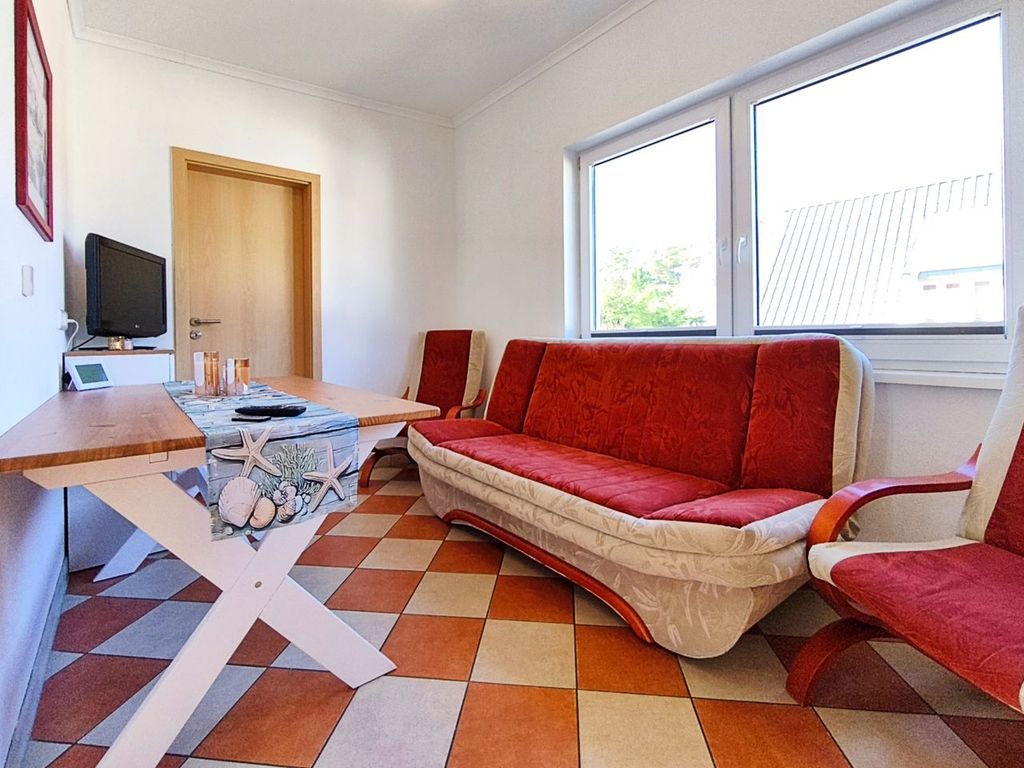 Gemütliches Wohnzimmer mit heller Couch in der Fewo Reimann 2 oben