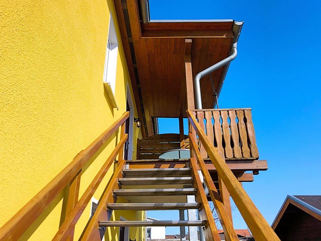 Separater Außenzugang zur Ferienwohnung über die Holztreppe