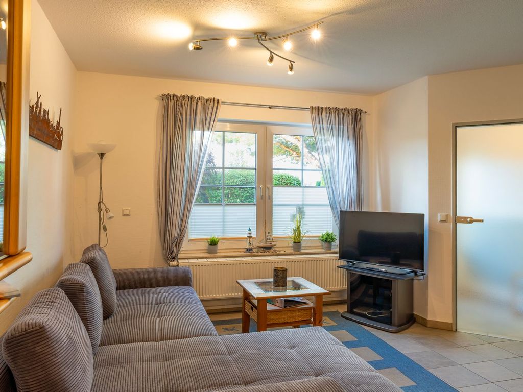 Wohnbereich mit Sofa und TV