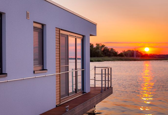 KranichNest Schwimmhaus: Seeblick, Terrasse, Kaminofen & Platz für 4 Gäste