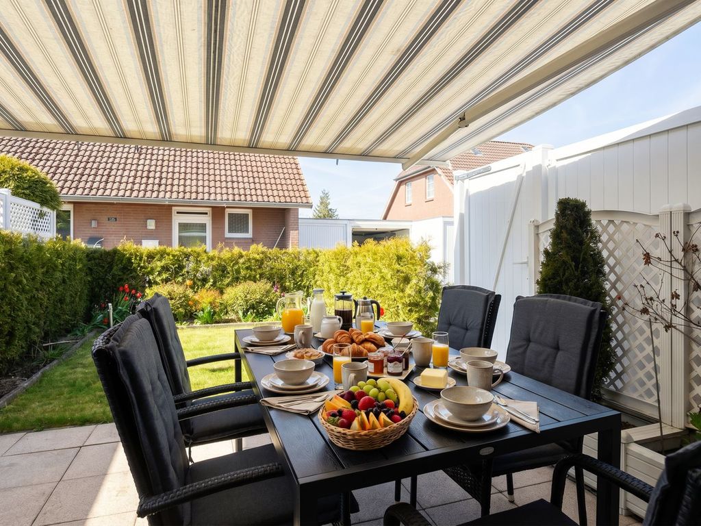 Terrasse mit Gartenmöbeln