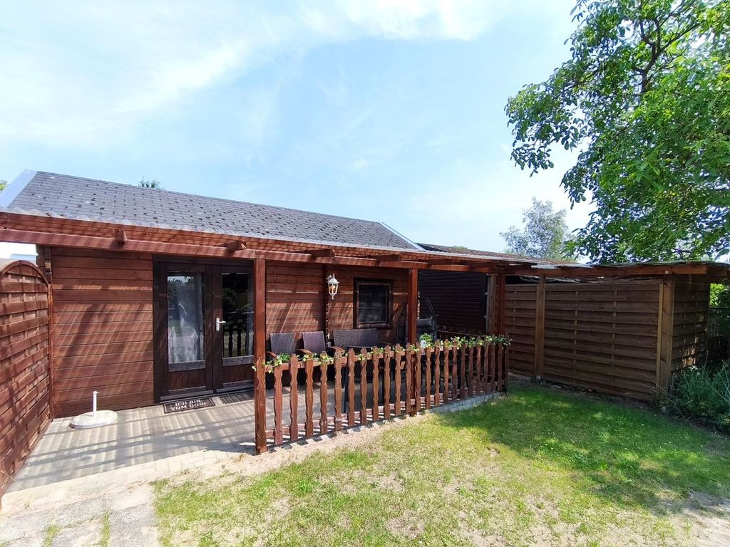 Außenansicht des charmanten Ferienbungalows Seestern im ruhigen Ostseebad Loddin