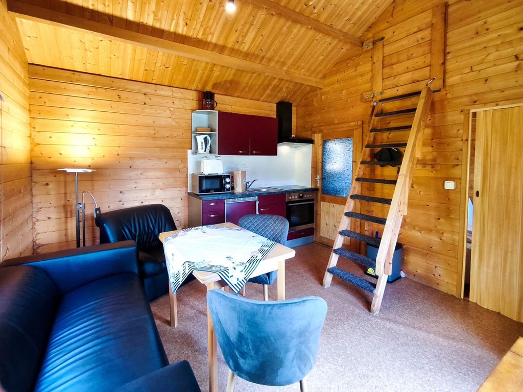Großzügiger Wohnraum mit komfortabler Couchlandschaft für erholsame Stunden