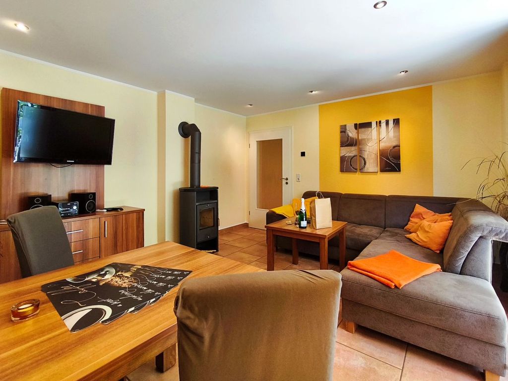 Geschmackvolles Wohnzimmer mit behaglicher Couchecke in der Ferienwohnung Möwe