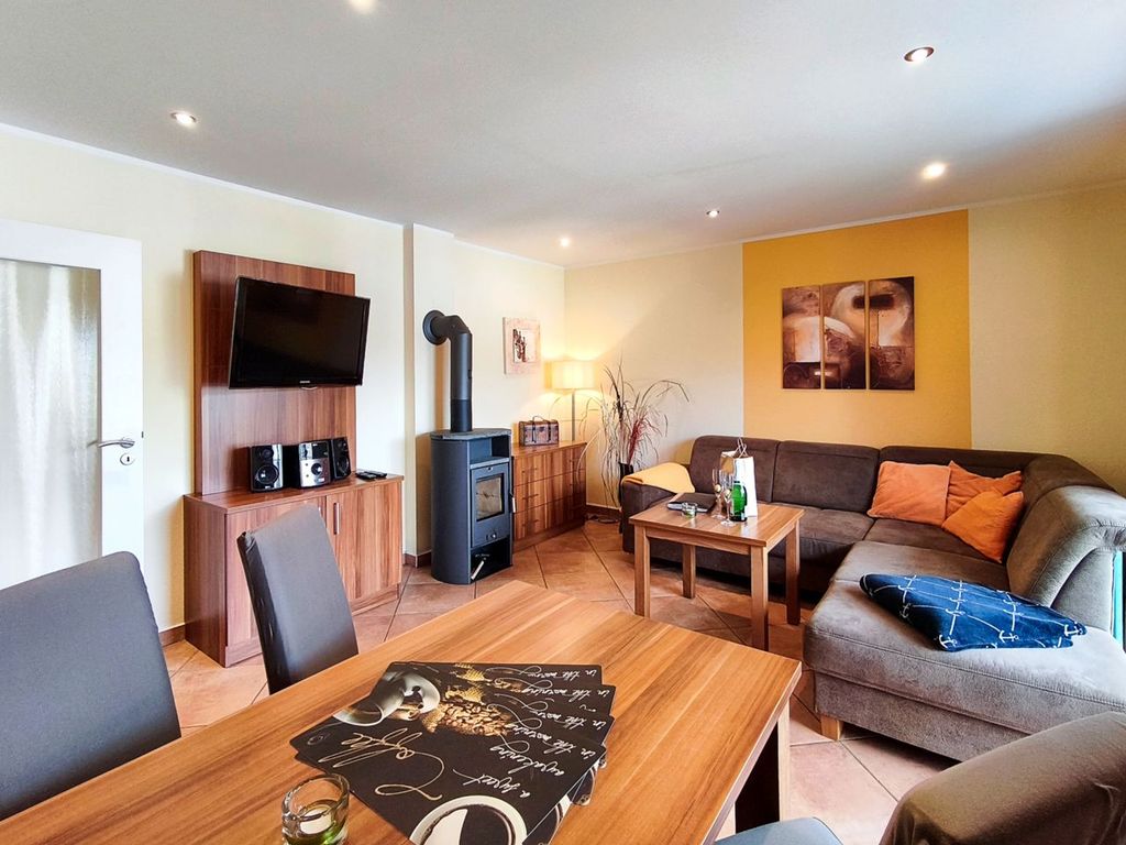 Stilvolles Wohnzimmer mit gemütlicher Couchlandschaft in der Ferienwohnung Delfin