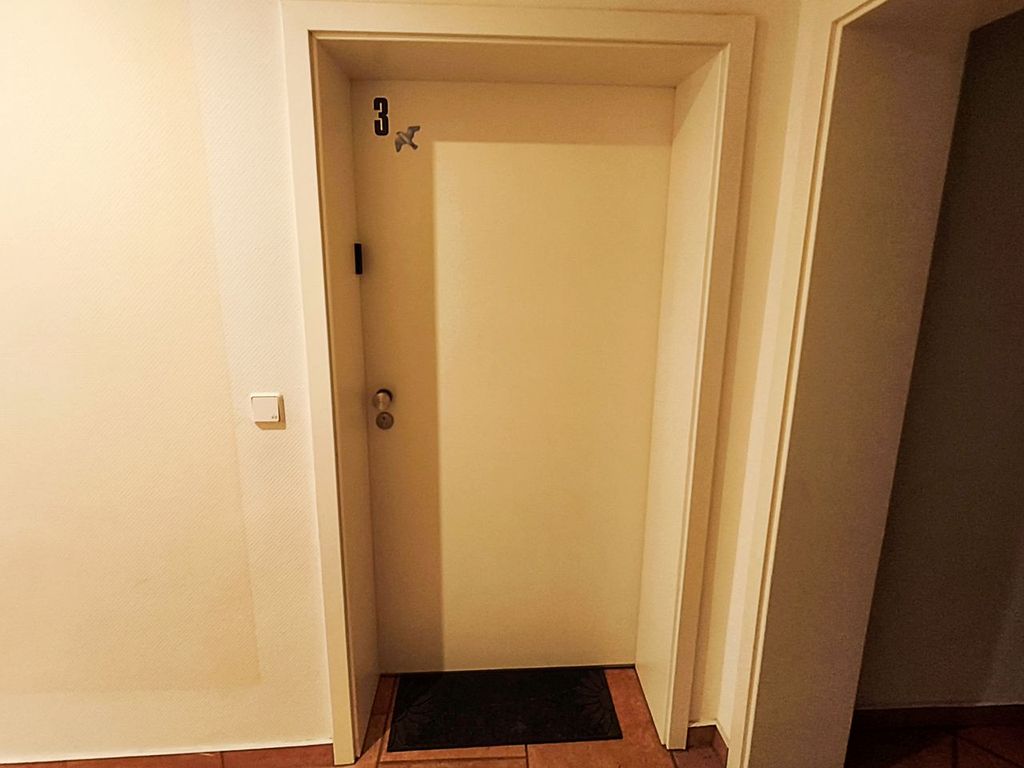 Einladender Eingangsbereich mit freundlichen Wandfarben