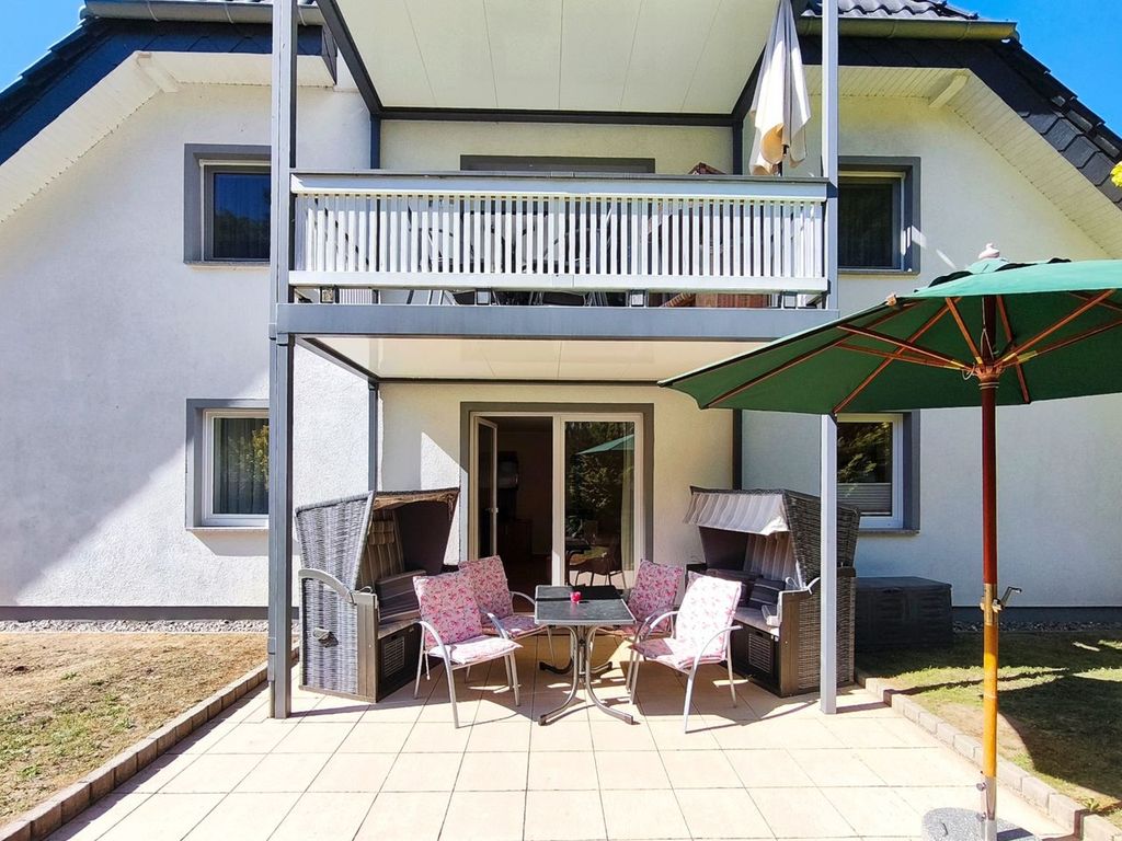 Ansicht der modernen und gepflegten Ferienhaus-Fassade von der Gartenseite