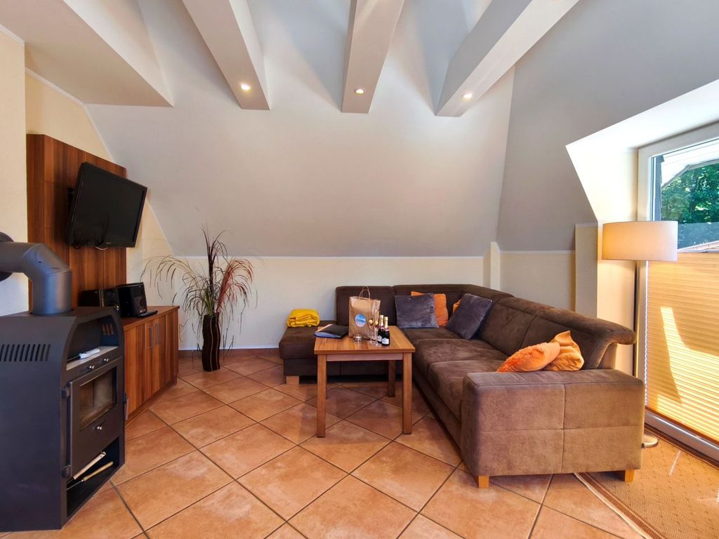 Großzügiges Wohnzimmer mit behaglicher Couchecke in der Ferienwohnung Seestern