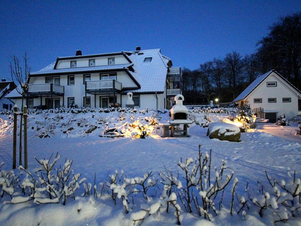 Winterlicher Charme der Ferienwohnung Möwe im verschneiten Koserow bei Nacht