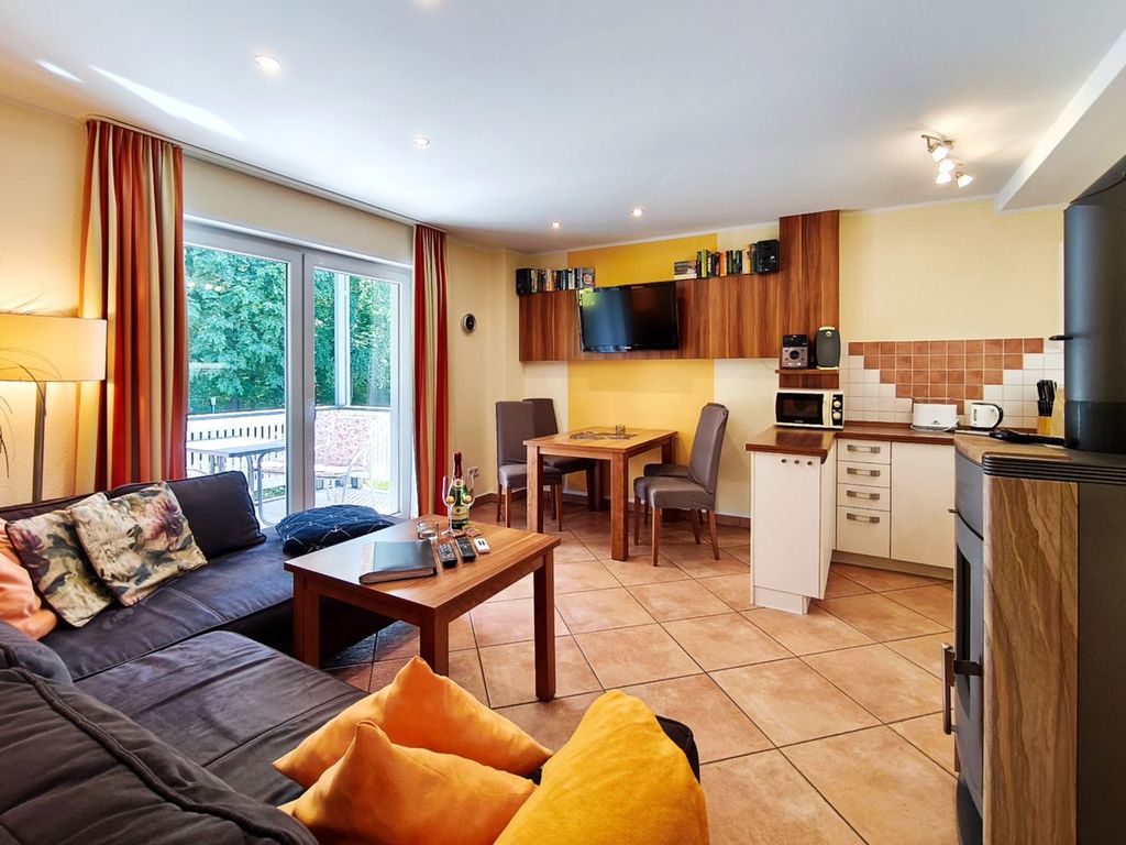 Einladender Wohnraum mit behaglicher Couchlandschaft in der Ferienwohnung Pinguin