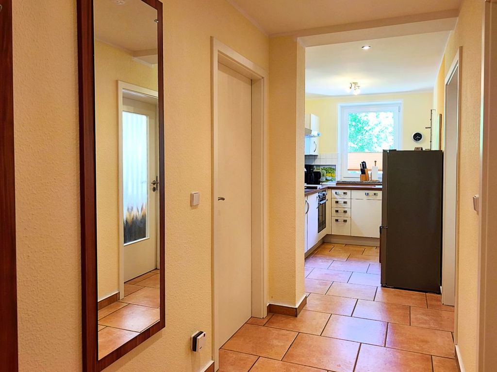 Offener Blick durch den langen Flur der strandnahen Ferienwohnung
