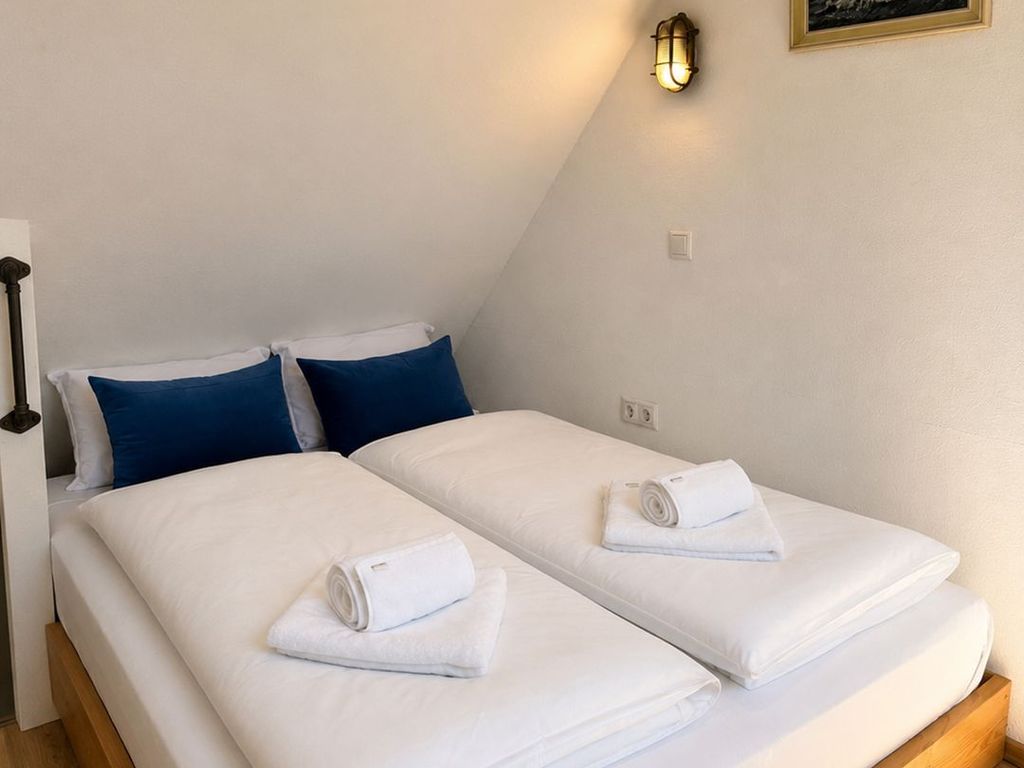 Doppelbett im Obergeschoss mit gratis Bettwäsche-Paket von Momentic