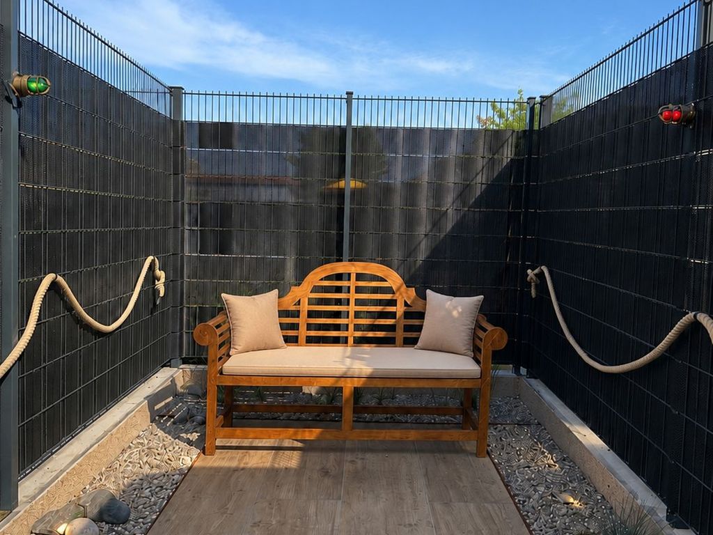 Kleine Terrasse mit Sitzgelegenheit