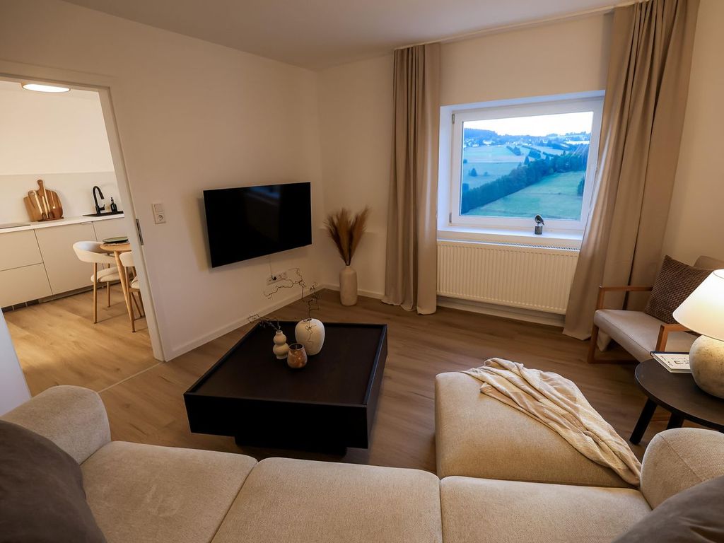 Wohnzimmer mit Zugang zur Küche und wunderschönem Blick