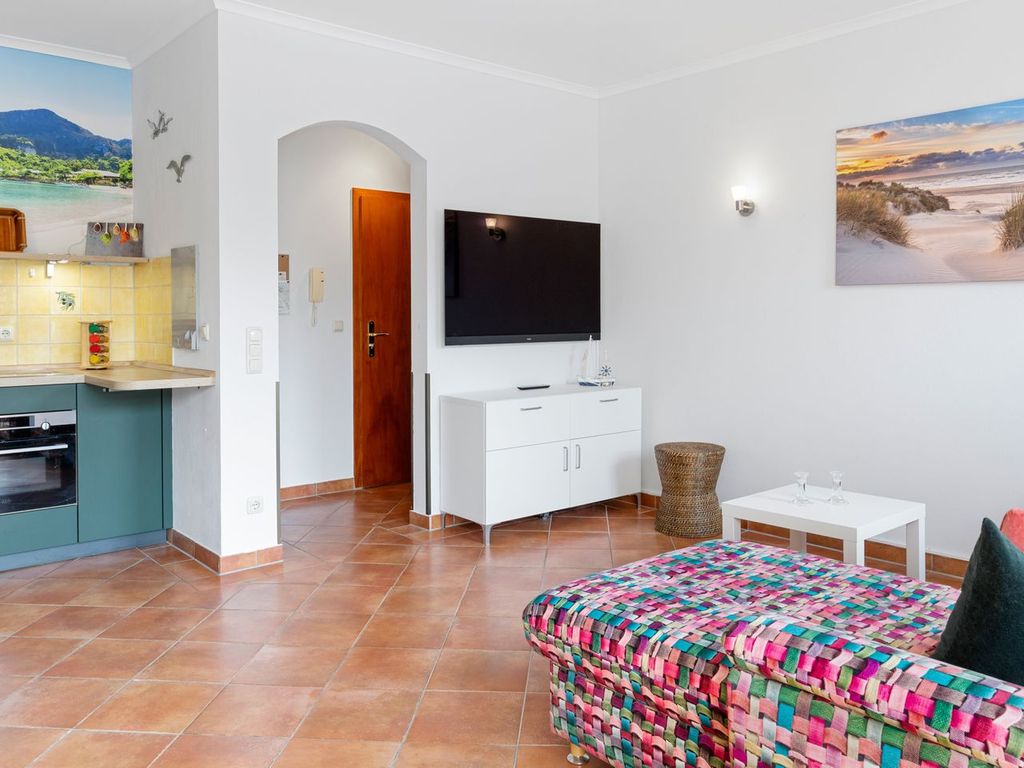 Wohnzimmer mit TV in der Residenz Seestern, kbrs27, in Kühlungsborn