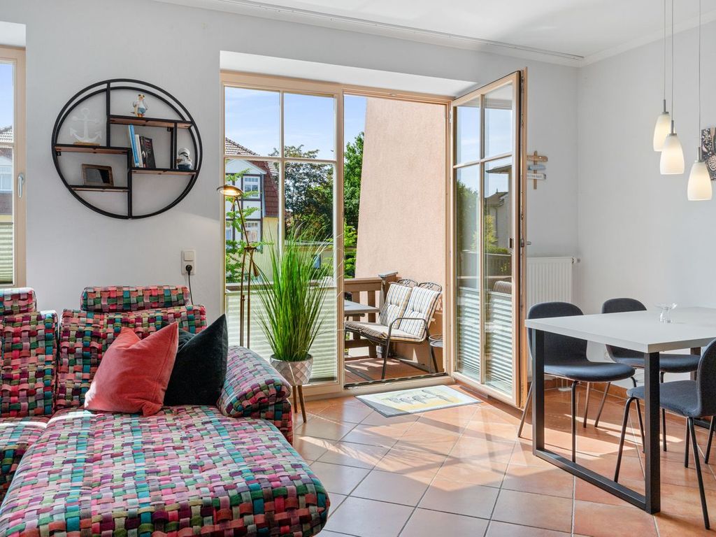 Wohnzimmer mit Blick auf den Balkon, kbrs27, in Kühlungsborn