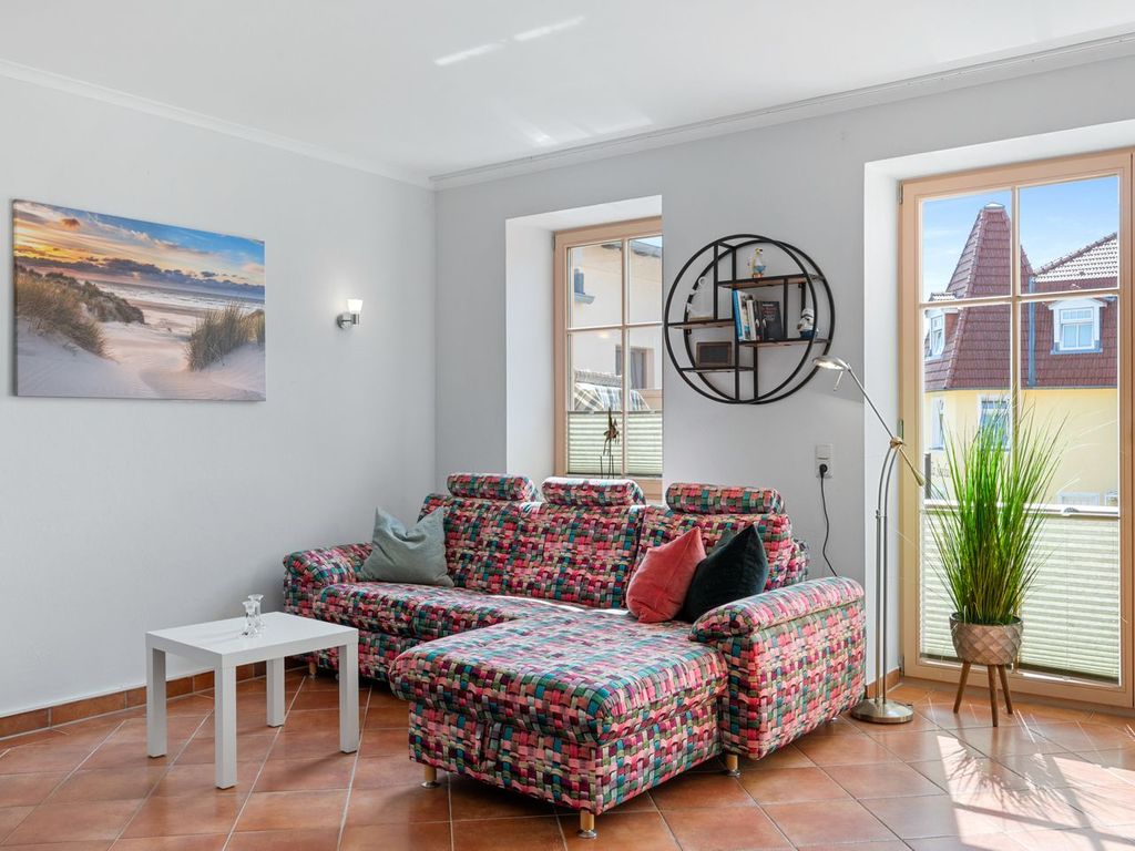 Wohnzimmer mit Couch in der Residenz Seestern, kbrs27, in Kühlungsborn