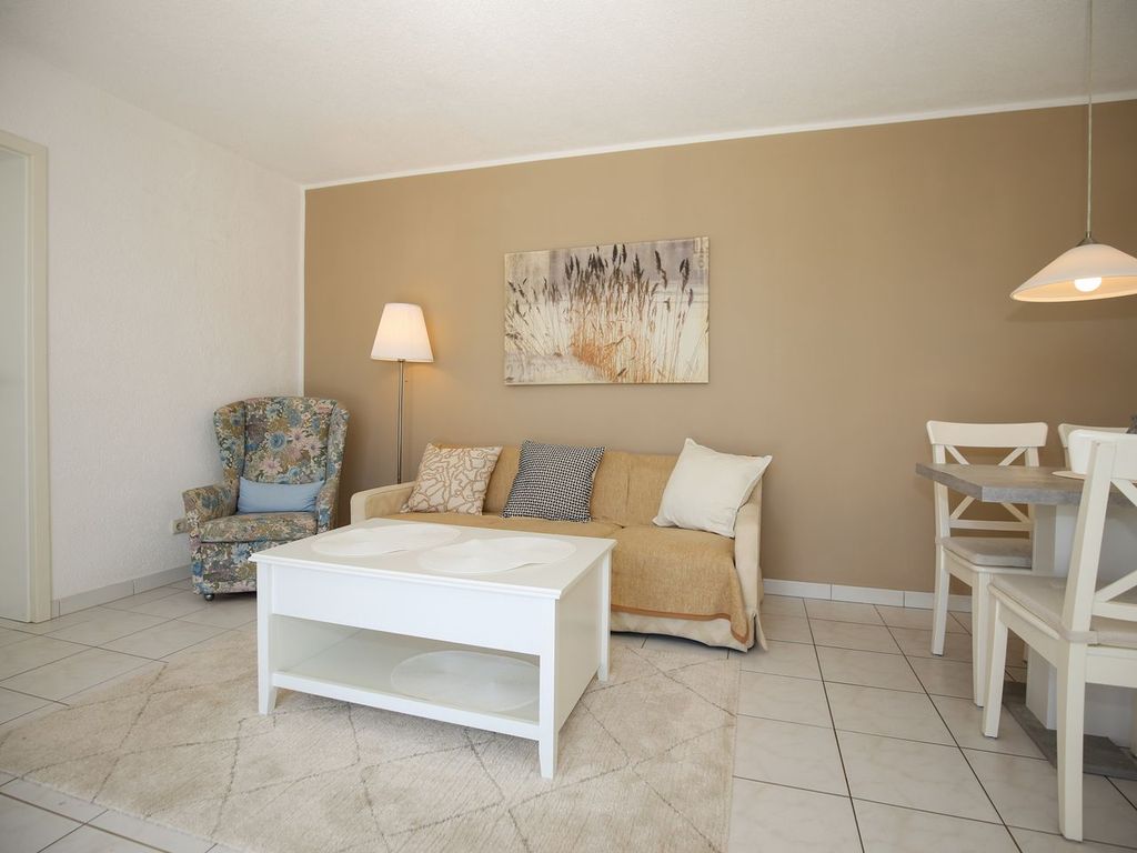 Wohnzimmer mit Sofa und Sessel
