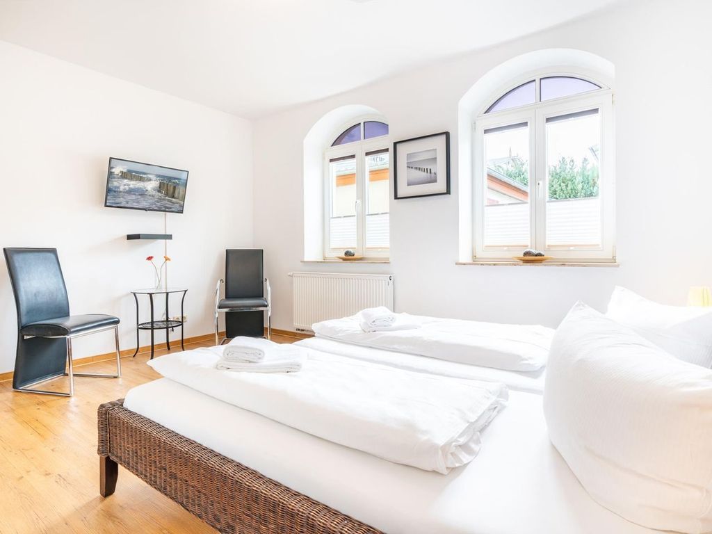 1. Schlafzimmer mit TV